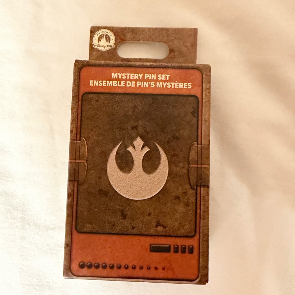 Star Wars Mystery box Pin Set sealed